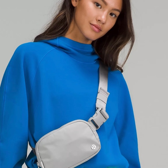 Lululemon everywhere belt bag. Silver drop. - Picture 2 of 5